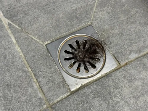 Shower Curb Drainage: Causes and DIY Fixes post illustrative image